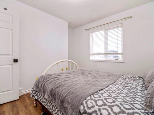244 Kodiak Boulevard North, Lethbridge, AB - Indoor Photo Showing Bedroom