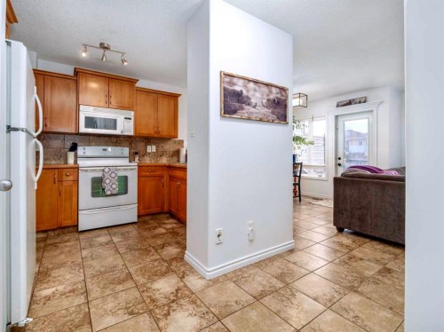 244 Kodiak Boulevard North, Lethbridge, AB - Indoor Photo Showing Kitchen
