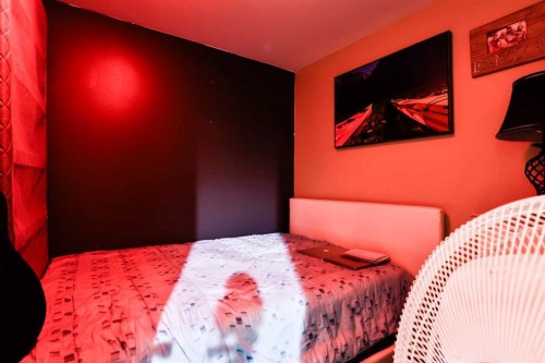 227 Lynx Road North, Lethbridge, AB - Indoor Photo Showing Bedroom