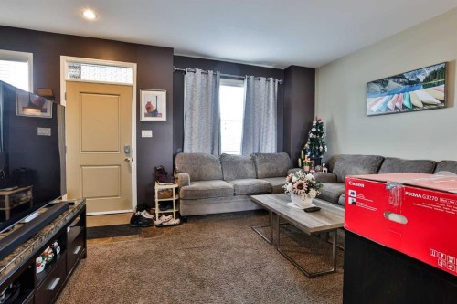 227 Lynx Road North, Lethbridge, AB - Indoor Photo Showing Living Room