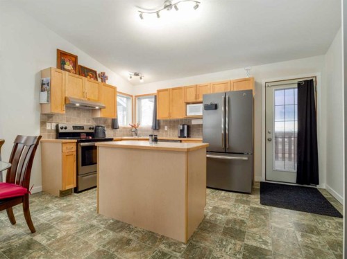 152 Blackfoot Circle West, Lethbridge, AB - Indoor Photo Showing Kitchen