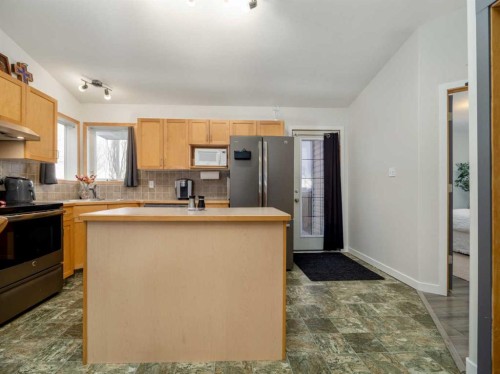 152 Blackfoot Circle West, Lethbridge, AB - Indoor Photo Showing Kitchen
