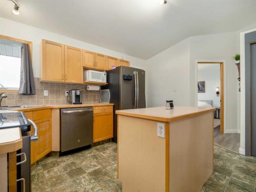 152 Blackfoot Circle West, Lethbridge, AB - Indoor Photo Showing Kitchen
