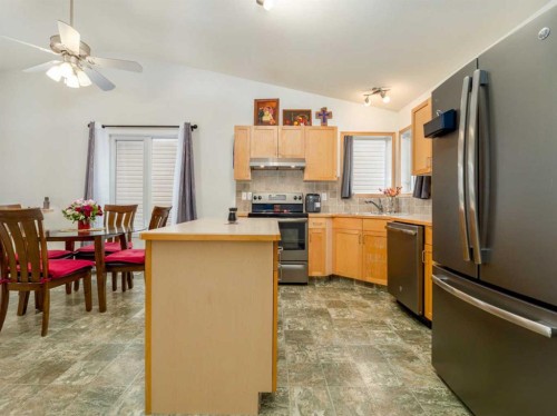 152 Blackfoot Circle West, Lethbridge, AB - Indoor Photo Showing Kitchen