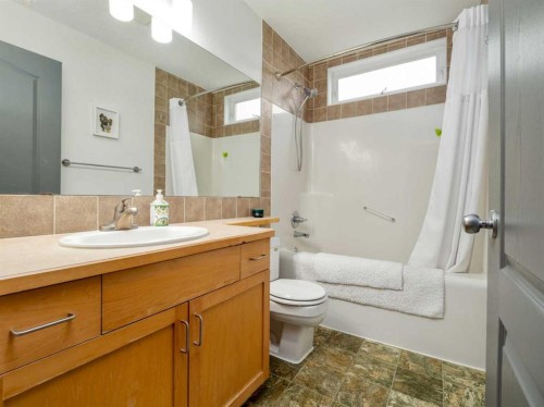 152 Blackfoot Circle West, Lethbridge, AB - Indoor Photo Showing Bathroom