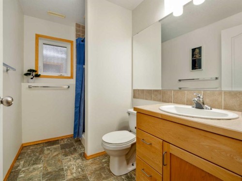 152 Blackfoot Circle West, Lethbridge, AB - Indoor Photo Showing Bathroom