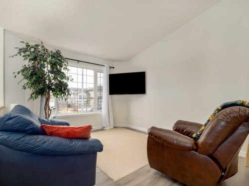 152 Blackfoot Circle West, Lethbridge, AB - Indoor Photo Showing Living Room