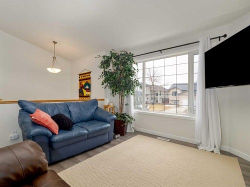 152 Blackfoot Circle West, Lethbridge, AB - Indoor Photo Showing Living Room