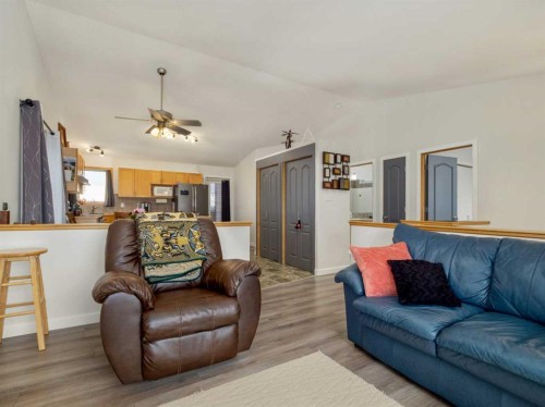 152 Blackfoot Circle West, Lethbridge, AB - Indoor Photo Showing Living Room