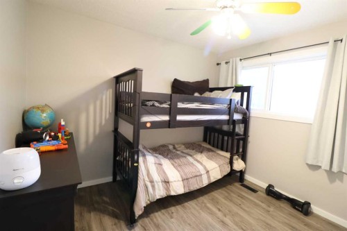 4926 54 Ave, Taber, AB - Indoor Photo Showing Bedroom