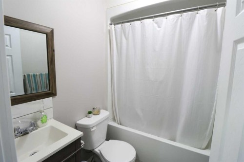 4926 54 Ave, Taber, AB - Indoor Photo Showing Bathroom