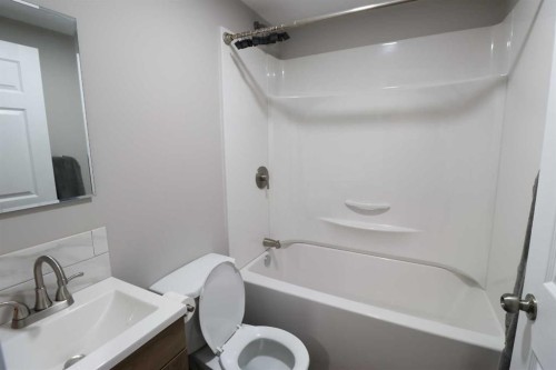 4926 54 Ave, Taber, AB - Indoor Photo Showing Bathroom