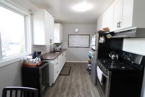 4926 54 Ave, Taber, AB - Indoor Photo Showing Kitchen