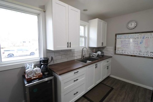 4926 54 Ave, Taber, AB - Indoor Photo Showing Kitchen With Double Sink