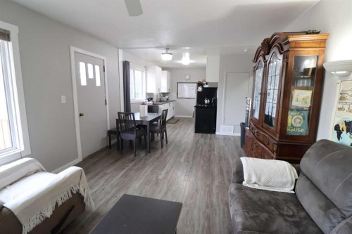 4926 54 Ave, Taber, AB - Indoor Photo Showing Living Room