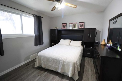 4926 54 Ave, Taber, AB - Indoor Photo Showing Bedroom