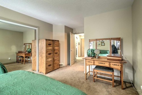 78 Coalbanks Gate West, Lethbridge, AB - Indoor Photo Showing Bedroom