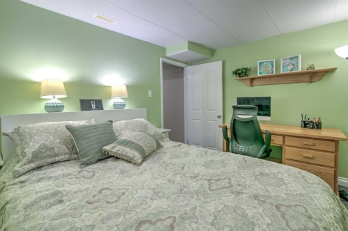 78 Coalbanks Gate West, Lethbridge, AB - Indoor Photo Showing Bedroom