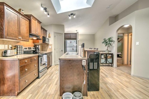 78 Coalbanks Gate West, Lethbridge, AB - Indoor Photo Showing Kitchen