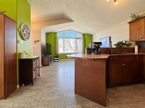 248 Aberdeen Road West, Lethbridge, AB - Indoor Photo Showing Kitchen