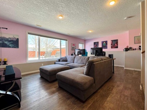 248 Aberdeen Road West, Lethbridge, AB - Indoor Photo Showing Living Room