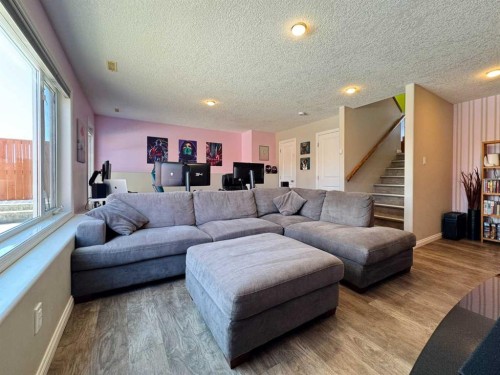 248 Aberdeen Road West, Lethbridge, AB - Indoor Photo Showing Living Room