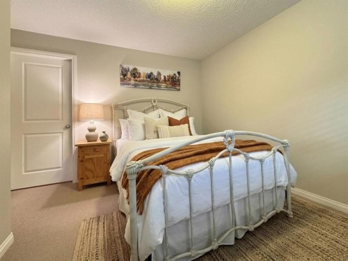 248 Aberdeen Road West, Lethbridge, AB - Indoor Photo Showing Bedroom