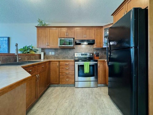 248 Aberdeen Road West, Lethbridge, AB - Indoor Photo Showing Kitchen With Double Sink