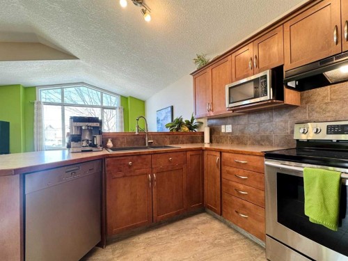 248 Aberdeen Road West, Lethbridge, AB - Indoor Photo Showing Kitchen