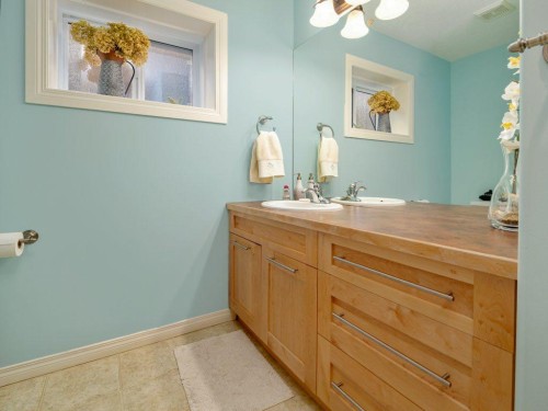 22 Riverstone Boulevard West, Lethbridge, AB - Indoor Photo Showing Bathroom