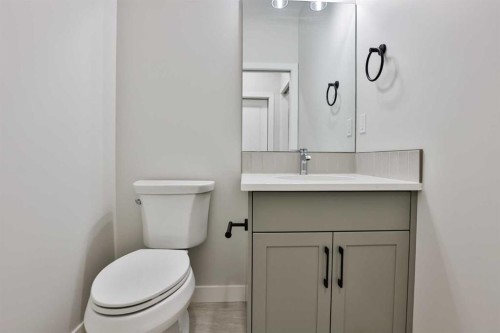 668 Devonia Road West, Lethbridge, AB - Indoor Photo Showing Bathroom