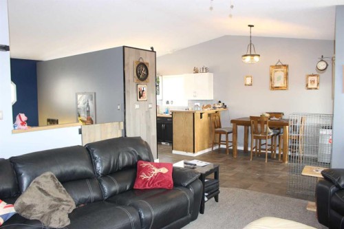 609 Maple Place, Picture Butte, AB - Indoor Photo Showing Living Room