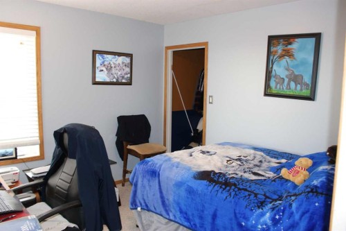 609 Maple Place, Picture Butte, AB - Indoor Photo Showing Bedroom