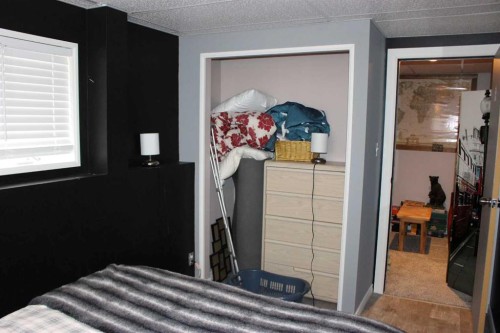 609 Maple Place, Picture Butte, AB - Indoor Photo Showing Bedroom