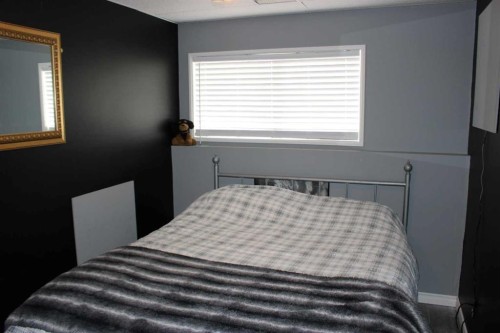 609 Maple Place, Picture Butte, AB - Indoor Photo Showing Bedroom