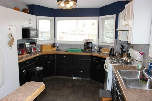 609 Maple Place, Picture Butte, AB - Indoor Photo Showing Kitchen With Double Sink