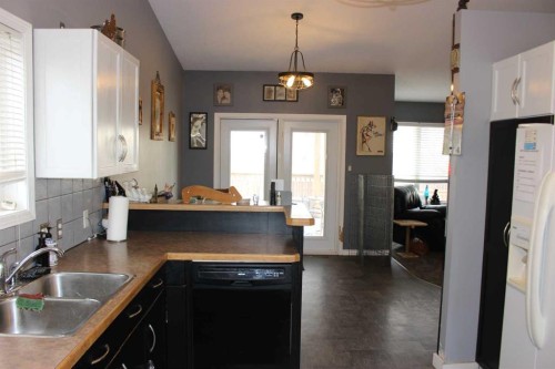 609 Maple Place, Picture Butte, AB - Indoor Photo Showing Kitchen With Double Sink
