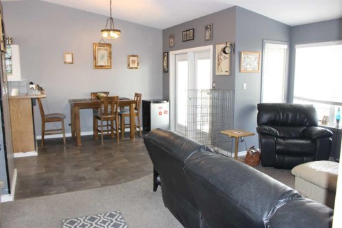 609 Maple Place, Picture Butte, AB - Indoor Photo Showing Living Room