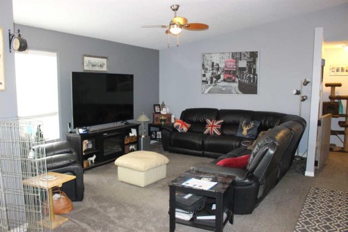 609 Maple Place, Picture Butte, AB - Indoor Photo Showing Living Room
