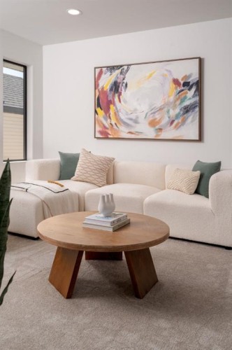 706 Violet Place West, Lethbridge, AB - Indoor Photo Showing Living Room