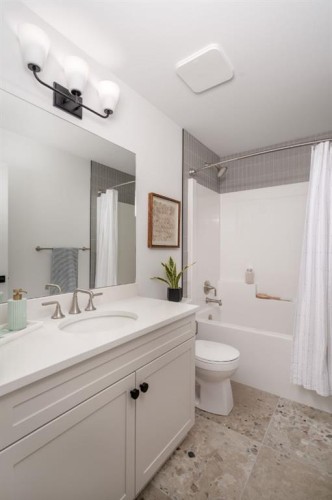 706 Violet Place West, Lethbridge, AB - Indoor Photo Showing Bathroom