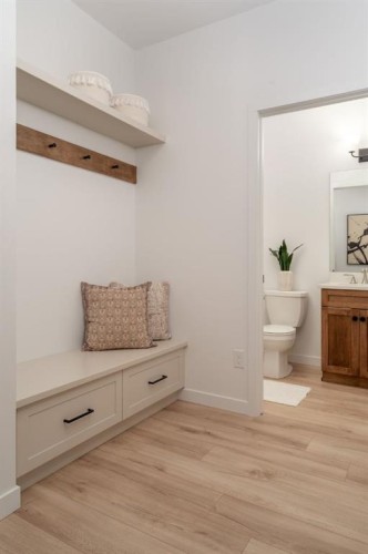 706 Violet Place West, Lethbridge, AB - Indoor Photo Showing Bathroom
