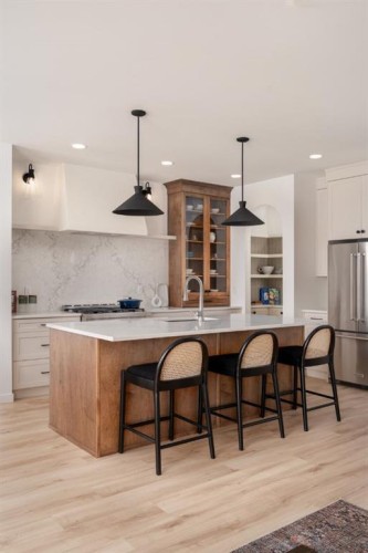706 Violet Place West, Lethbridge, AB - Indoor Photo Showing Kitchen With Upgraded Kitchen