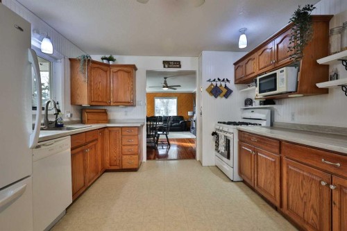405 5 Avenue, Warner, AB - Indoor Photo Showing Kitchen