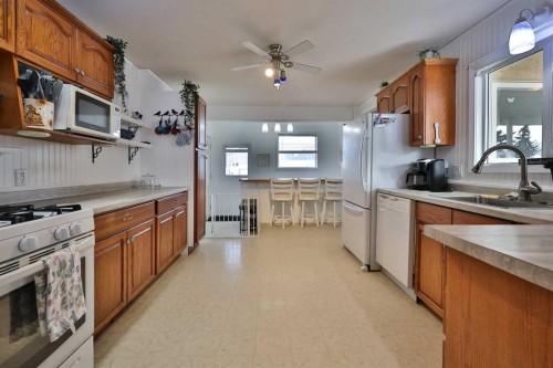 405 5 Avenue, Warner, AB - Indoor Photo Showing Kitchen With Double Sink
