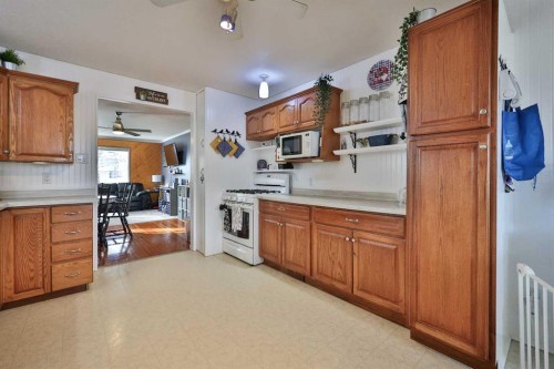 405 5 Avenue, Warner, AB - Indoor Photo Showing Kitchen