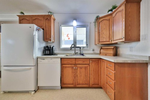 405 5 Avenue, Warner, AB - Indoor Photo Showing Kitchen