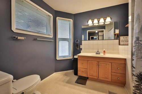 405 5 Avenue, Warner, AB - Indoor Photo Showing Bathroom