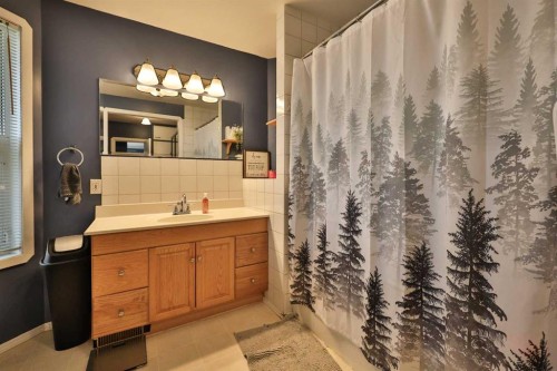 405 5 Avenue, Warner, AB - Indoor Photo Showing Bathroom