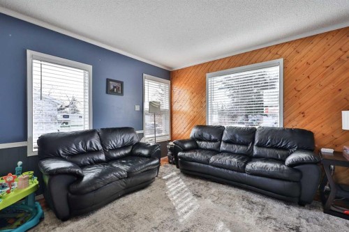 405 5 Avenue, Warner, AB - Indoor Photo Showing Living Room